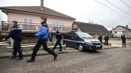 Des gendarmes devant la maison de Jonathan Daval, le 29 janvier 2018 à Gray-la-Ville (Haute-Saône). (SEBASTIEN BOZON / AFP)