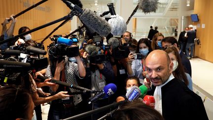 Richard Malka, l'avocat de "Charlie Hebdo", répond&nbsp;à la presse, lors du procès des attentats de janvier 2015, le 9 septembre 2020.&nbsp; (GEOFFROY VAN DER HASSELT / AFP)