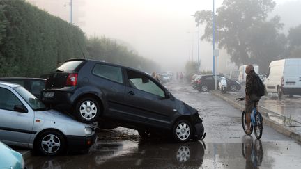 Des voitures endommag&eacute;es par les inondations qui ont frapp&eacute; Mandelieu-la-Napoule (Alpes-Maritimes), le 4 octobre 2015. (BORIS HORVAT / AFP)