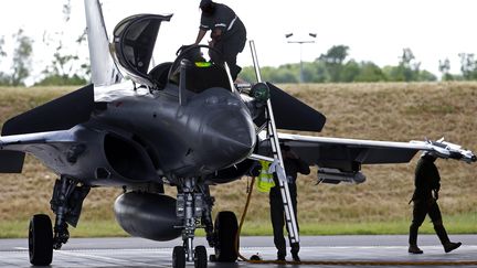 Un avion de combat Rafale de la base aérienne&nbsp;113&nbsp;Saint-Dizier-Robinson, en Haute-Marne. (ALEXANDRE MARCHI / MAXPPP)