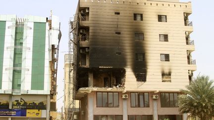 Un bâtiment endommagé par des tirs à Khartoum, le 23 avril 2023. (AFP)