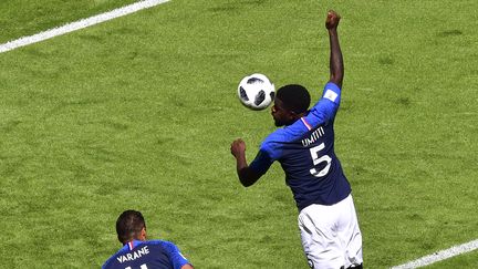 Samuel Umtiti commet une main dans la surface de réparation française contre l'Australie, samedi 16 juin à Kazan (Russie).&nbsp; (LUIS ACOSTA / AFP)