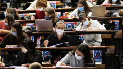 L'amphithéatre de la fac de médecine de Nantes réorganisé selon le mesures sanitaires imposées par le coronavirus, le 25 septembre 2020. (ROMAIN BOULANGER / MAXPPP)