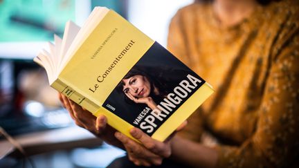 Le livre "Le Consentement", de Vanessa Springora, revient sur sa relation avec l'écrivain Gabriel Matzneff. (MARTIN BUREAU / AFP)