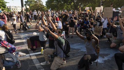 Etats-Unis : des jeunes manifestants blancs et noirs unis contre le racisme