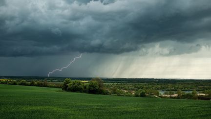 Un orage près de Nevers&nbsp;(Nièvre), en avril 2015 (image d'illustration).&nbsp; (XAVIER DELORME / BIOSPHOTO / AFP)