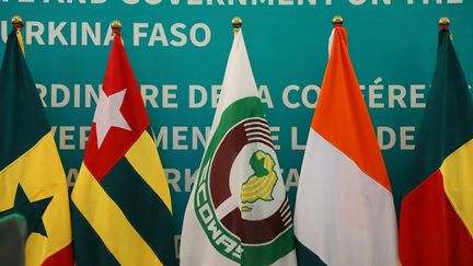 Les drapeaux des Etats membres de la Communauté économique des Etats de l'Afrique de l'Ouest (Cédéao), à Accra (Ghana), le 3 février 2022. (NIPAH DENNIS / AFP)