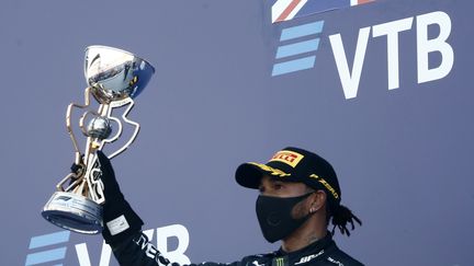 Le pilote britannique de Mercedes, Lewis Hamilton, troisième sur le podium après le Grand Prix de Russie de Formule 1, au circuit Autodrom de Sotchi, le 27 septembre 2020. (MAXIM SHEMETOV / AFP)