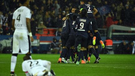 Les Parisiens célèbrent le but inscrit par Ibrahimovic. (FRANCK FIFE / AFP)