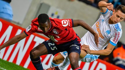 Thauvin tente de passer Ballo-Toure (PHILIPPE HUGUEN / AFP)