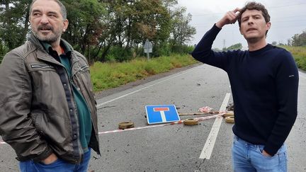 Boris Loumagne (à droite) avec son fixeur, Yashar Fazylov, devant une route minée en Ukraine en septembre 2022.&nbsp; (ERIC AUDRA / RADIO FRANCE)