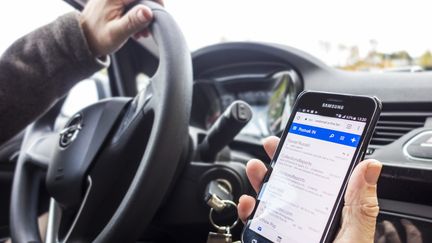 Pour lutter contre les accidents de la route, le gouvernement a décidé de mettre la priorité sur la limitation de vitesse sur les routes secondaires et sur la lutte contre l'utilisation du téléphone portable au volant.&nbsp; (PHILIPPE CLEMENT / BELGA / AFP)