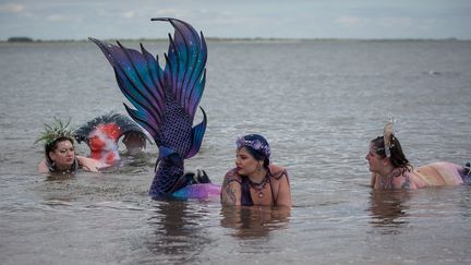 Des femmes habillées en sièrne pour la&nbsp;Parade des sirènes de 2022 à Coney Island, à New York, en juin 2022. (MICHAEL NAGLE / XINHUA)