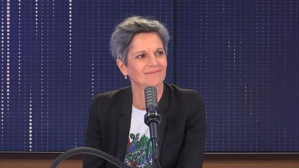 Sandrine Rousseau,&nbsp;candidate à la primaire d'Europe Ecologie-Les Verts en vue de la présidentielle était l'invitée du "8h30 franceinfo", vendredi 30 juillet 2021. Elle répondait aux questions de Marie Bernardeau et Jean-Jérôme Bertholus. (FRANCEINFO / RADIOFRANCE)