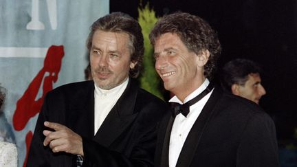 Alain Delon et Jack Lang lors du Festival de Cannes, mai 1990 (PATRICK KOVARIK / AFP)