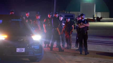 Des policiers interviennent près du lieu où le corps du suspect de la tuerie de Lewiston a été retrouvé, à Lisbon Falls, dans le Maine (Etats-Unis), le 27 octobre 2023. (JOE RAEDLE / GETTY IMAGES NORTH AMERICA / AFP)