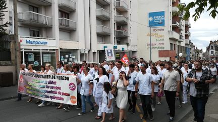 Les personnels en grève de l'hôpital de Vierzon défilent dans les rues de la commune, le 16 juin 2018. (SARAH TUCHSCHERER / RADIO FRANCE)