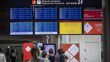 Des passagers à l'aéroport Roissy-Charles-de-Gaulle&nbsp;(Val-d'Oise), le 1er juillet 2022. (MAXPPP)