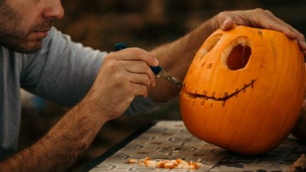 Tête traditionnelle de Jack, creusée dans une citrouille. Photo d'illustration. (STUDIO4 / E+)