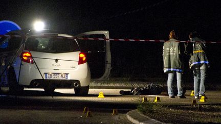 Des policiers proc&egrave;dent &agrave; des recherches d'indices&nbsp;&agrave; Gignac-la-Nerthe (Bouches-du-Rh&ocirc;ne), o&ugrave; un homme a &eacute;t&eacute; tu&eacute; d'une rafale de kalachnikov, le 10 mai 2012. (GERARD JULIEN / AFP)