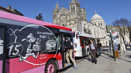 Un bus devant&nbsp;la cathédrale Saint-Pierre à Angoulême (Charente), le 2 avril 2012. (GUY CHRISTIAN / HEMIS.FR / AFP)