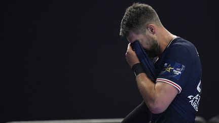 Luka Karabatic, la tête dans son maillot, avec le Paris Saint-Germain, contre Aalborg en Ligue des champions de handball, le 12 juin 2021. (INA FASSBENDER / AFP)