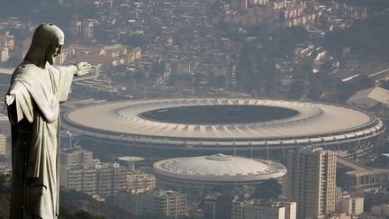 Vue aérienne du Christ&nbsp;rédempteur et du stade Maracana, à Rio (Brésil), le 16 juillet 2016. (RICARDO MORAES / REUTERS)