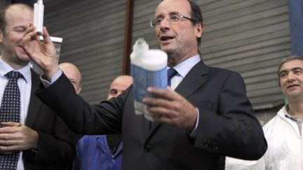 François Hollande a visité jeudi matin une usine de colle dans le Val d'oise (AFP)