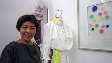 Ken Okada devant une chemise revisitée par l&#039;artiste Alberto Cont
 (Corinne Jeammet)