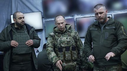 Le nouveau commandant en chef des armées ukrainiennes, Oleksandre Syrsky (au centre) visite une zone sur le front dans l'est de l'Ukraine, le 14 février 2024. (ARMED FORCES OF UKRAINE / AFP)