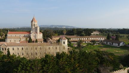 L'abbaye de Lérins et le potager circulaire vus depuis la Tour-Monastère.&nbsp; (ISABELLE MORAND / RADIO FRANCE / FRANCE INFO)