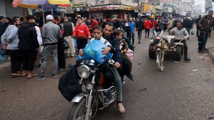 Des Palestiniens fuyant Khan Younès arrivent à Rafah le 5 décembre 2023. (MOHAMMED ABED / AFP)