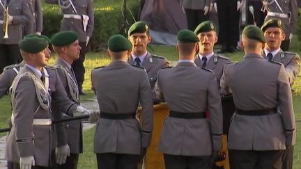 En Allemagne, l'armée envisage de recruter des soldats non plus seulement allemands, mais européens, à cause d'un manque de candidats nationaux. La mesure fait polémique. (FRANCE 2)