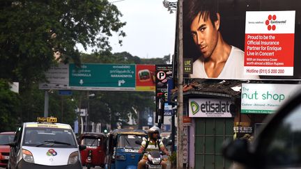 Une affiche pour le concert d'Enrique Iglesias, le 27 décembre 2015 à Colombo (Sri Lanka). (Ishara S. KODIKARA / AFP)