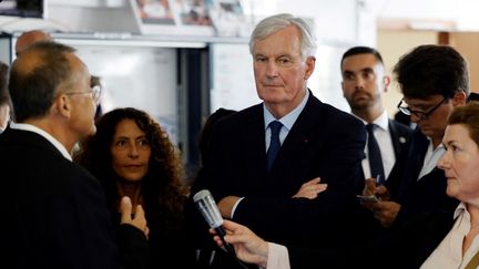 Michel Barnier visite l'hôpital Necker, à Paris, lors de son premier déplacement en tant que Premier ministre, le 7 septembre 2024. (LUDOVIC MARIN / AFP)