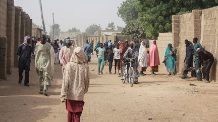 Des personnes marchent dans les rues de Sajeri, dans les faubourgs de&nbsp;Maiduguri, capitale de l'Etat du Borno, au Nigeria, le 8 janvier 2019. (AUDU MARTE / AFP)