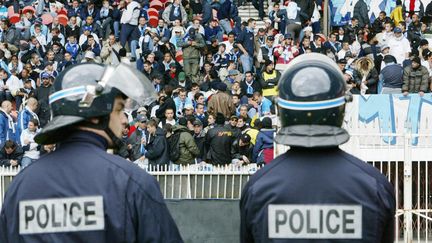 Les CRS devant les supporteurs de l'OM (JACK GUEZ / AFP)