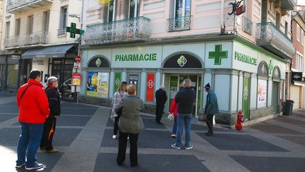 Une queue devant une pharmacie durant le confinement, à Valence, le 17 mars 2020.&nbsp; (NICOLAS GUYONNET / HANS LUCAS)