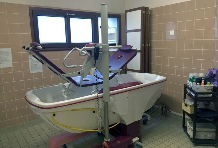 La baignoire de l'unité de soins palliatifs de l'hôpital d'Argenteuil (Val-d'Oise). (VINCENT DANIEL / FRANCEINFO)