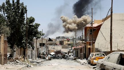 De la fumée s'échappe d'un quartier de l'ouest de Mossoul (Irak), le 15 juin 2017. (ERIK DE CASTRO / REUTERS)