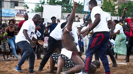 "Pour participer au tournoi de la Cédéao (la Communauté économique des Etats de l’Afrique de l’Ouest), le Niger a donné un million de francs CFA comme prime de sélection dans l’équipe nationale! Moi, je me bats pour que les lutteurs maliens touchent au moins 75000 francs (114 euros)", a-t-il conclu. (MICHELE CATTANI / AFP)