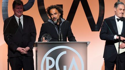 Les producteurs James Skotchdopole et John Lesher et le réalisateur et producteur Alejandro Inarritu reçoivent leur trophée du Syndicat des producteurs américains (Producers Guild of America, PGA)  
 (MARK DAVIS / GETTY IMAGES NORTH AMERICA / AFP )