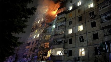 A building on fire in Kryvyï Rig, in central Ukraine, after a Russian bombing, March 12, 2024. (HANDOUT / UKRAINIAN EMERGENCY SERVICE / AFP)