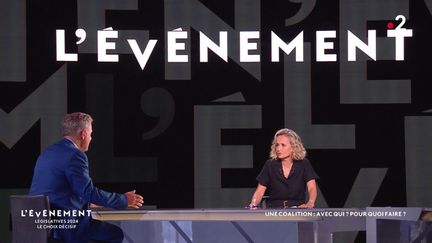 Caroline Roux (droite) et l'historien Jean Garrigues sur le plateau de l'émission "L'Evénement", sur France 2, le 4 juillet 2024. (FRANCE 2)