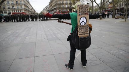 Un manifestant seul face aux policiers, place de la République, le 14 avril 2016 à Paris. (THOMAS SAMSON / AFP)