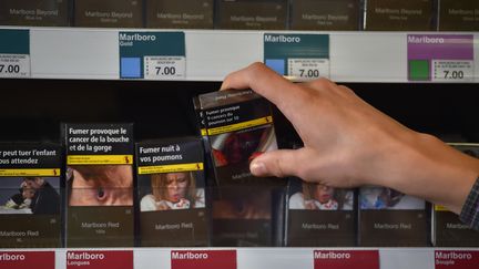 Des paquets de cigarette neutres chez un buraliste de Vertou (Loire-Atlantique), le 27 décembre 2016. (LOIC VENANCE / AFP)