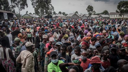 Des habitants de Goma s'inscrivent afin de recevoir une aide. Ils ont fui la ville à cause de l'éruption du Nyiragongo, le 26 mai 2021. (GUERCHOM NDEBO / AFP)