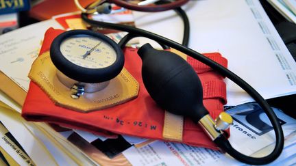 Dans le bureau d'un m&eacute;decin de&nbsp;Godewaersvelde (Nord), le 25 septembre 2012. (PHILIPPE HUGUEN / AFP)