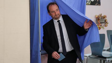 Christophe Arend s'apprête à voter pour le second tour des législatives, le 18 juin 2017, à Forbach (Moselle). (MAXPPP)