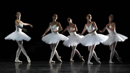 Des danseuses de l'Opéra de Paris s'entraînent dans le&nbsp;David H. Koch Theater, à New York (Etats-Unis), le 11 juillet 2012. (TIMOTHY A. CLARY / AFP)